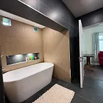 Shannon River House & Gardens Homestay