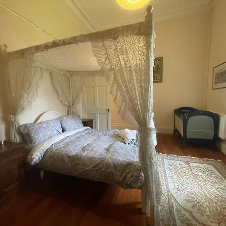 Homestay Shannon River House & Gardens Limerick